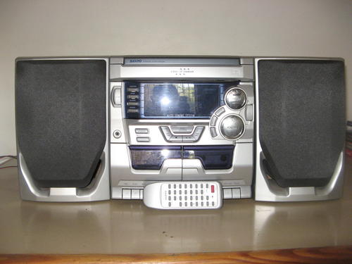 Sanyo DC-S320U Main unit with speakers and remote control