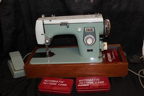 Appliances A Vintage Janome 576 Sewing Machine In Wood Box With