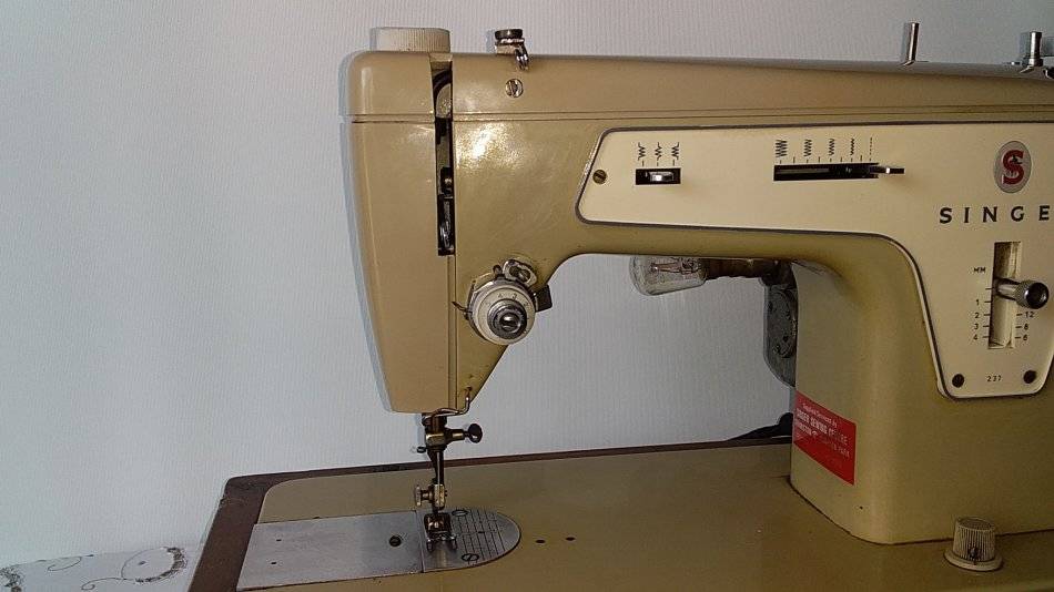 Sewing Machines & Overlockers Singer 237 Sewing Machine with Foot