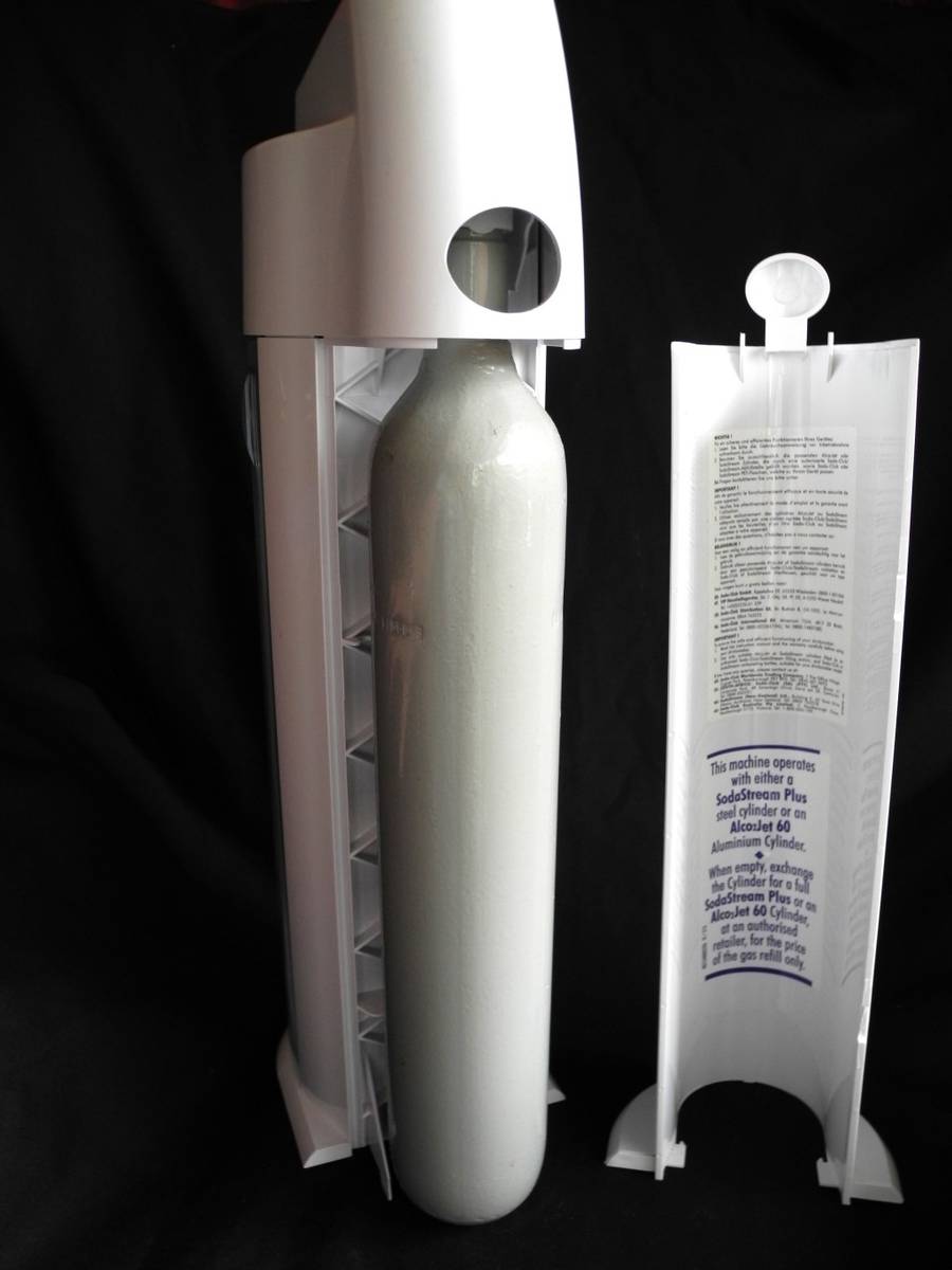 Other Kitchen, Dining & Bar Sodastream Machine was sold for R178.00 on 5 Jun at 2346 by