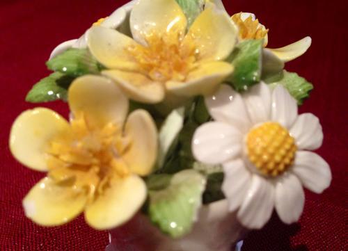 Porcelain & Ceramic - Royal Doulton SWAN Posy with Yellow/White Flowers ...