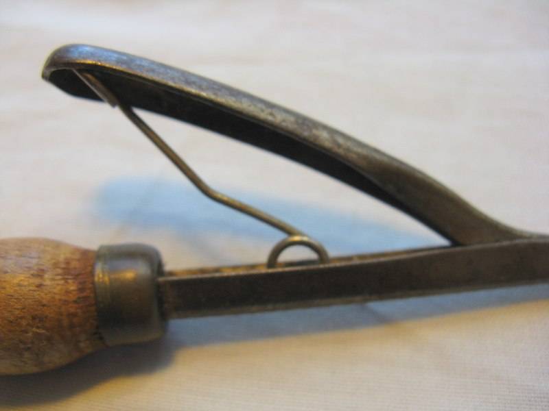 Tools VINTAGE MADE IN ENGLAND BROWN'S RAG RUG MAKING TOOL WITH WOODEN