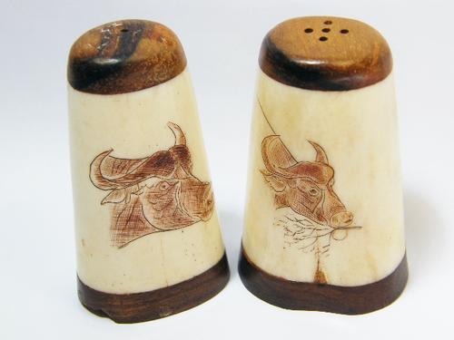 Pair of vintage horn & wood salt & pepper shakers with scrimshaw - as per photo