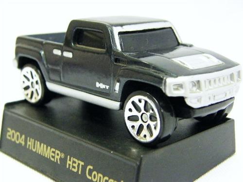 2004 Hummer H3T concept model car - scale 1/64 - Maisto with stand - as per photo