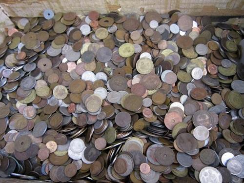 WOW AWSOME COIN COLLECTION MADE IN GROUPS OF 200 UNSORTED WORLD COINS @ CRAZY LOW R0.85C EATCH!!DONT MISS OUT!!YOU SNOOSE,YOU LOSE!!!
