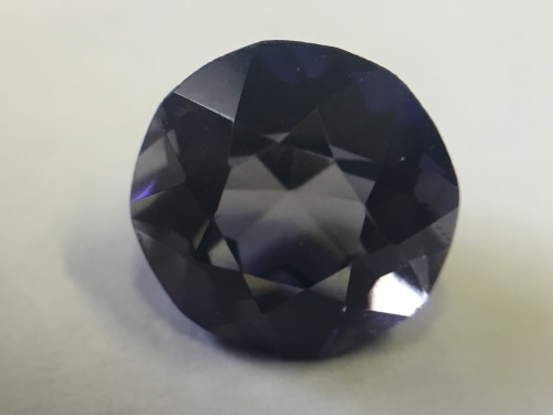 Iolite of 1.52 carat - Round greyish purple with gem lab certificate