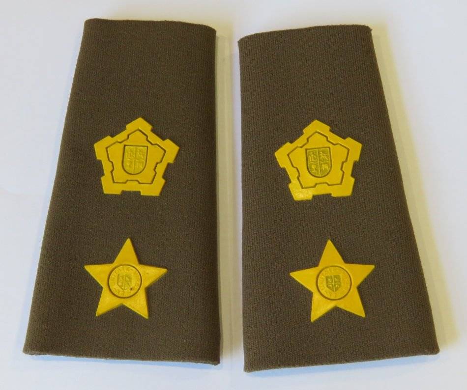 Other Badges & Insignia - Pair of SADF commandant rank epaulettes was ...