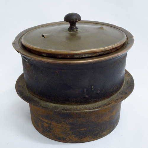 Unieke Antieke Antique cast iron pot with enamel inner and lid