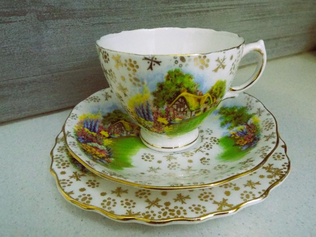 English Porcelain - WOW,,,,,VINTAGE PORSELINE Colclough trio super nice ...