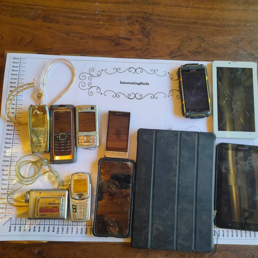 Wholesale & Bulk Lots Massive lot of cellphones and tablets for parts