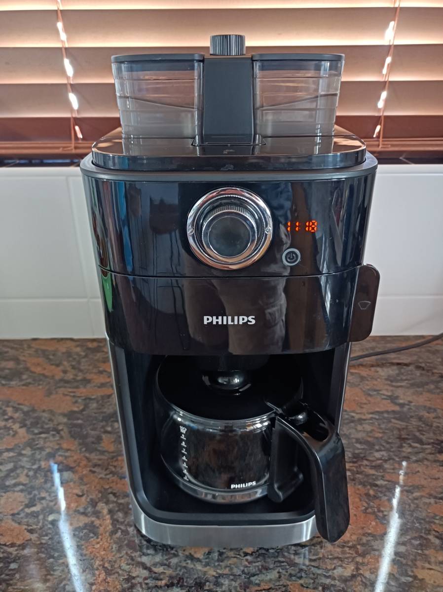 Espresso & Coffee Machines Philips Grind and Brew coffee machine HD7762 was sold for R950.00