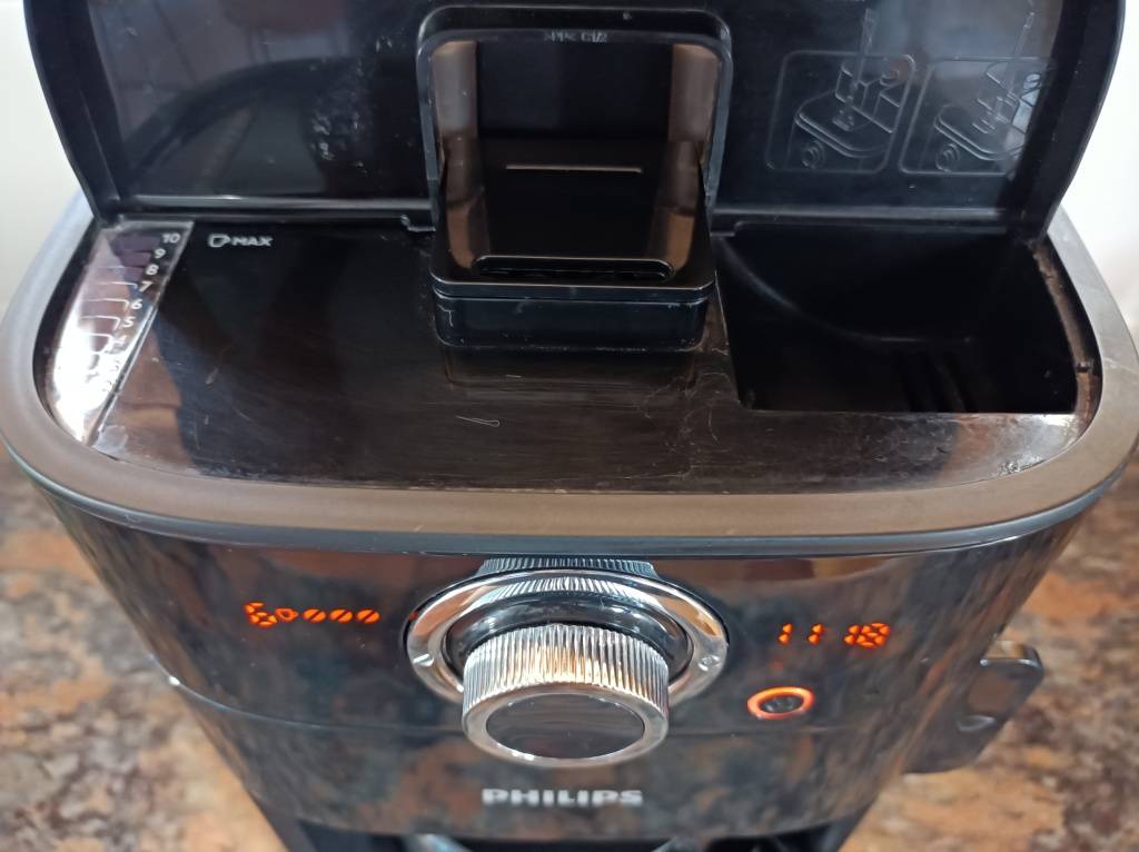 Espresso & Coffee Machines Philips Grind and Brew coffee machine HD7762 was sold for R950.00