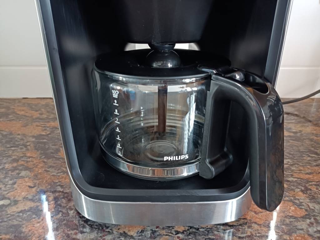 Espresso & Coffee Machines Philips Grind and Brew coffee machine HD7762 was sold for R950.00