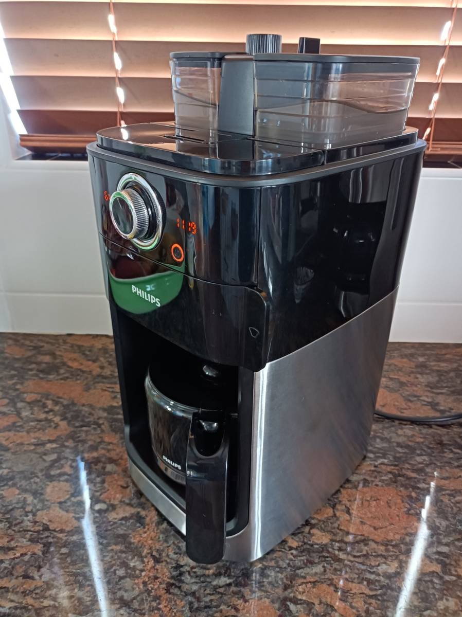 Espresso & Coffee Machines Philips Grind and Brew coffee machine HD7762 was sold for R950.00