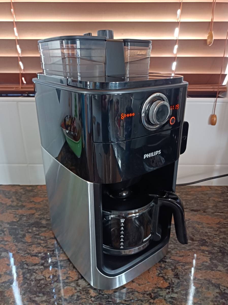 Espresso & Coffee Machines Philips Grind and Brew coffee machine HD7762 was sold for R950.00