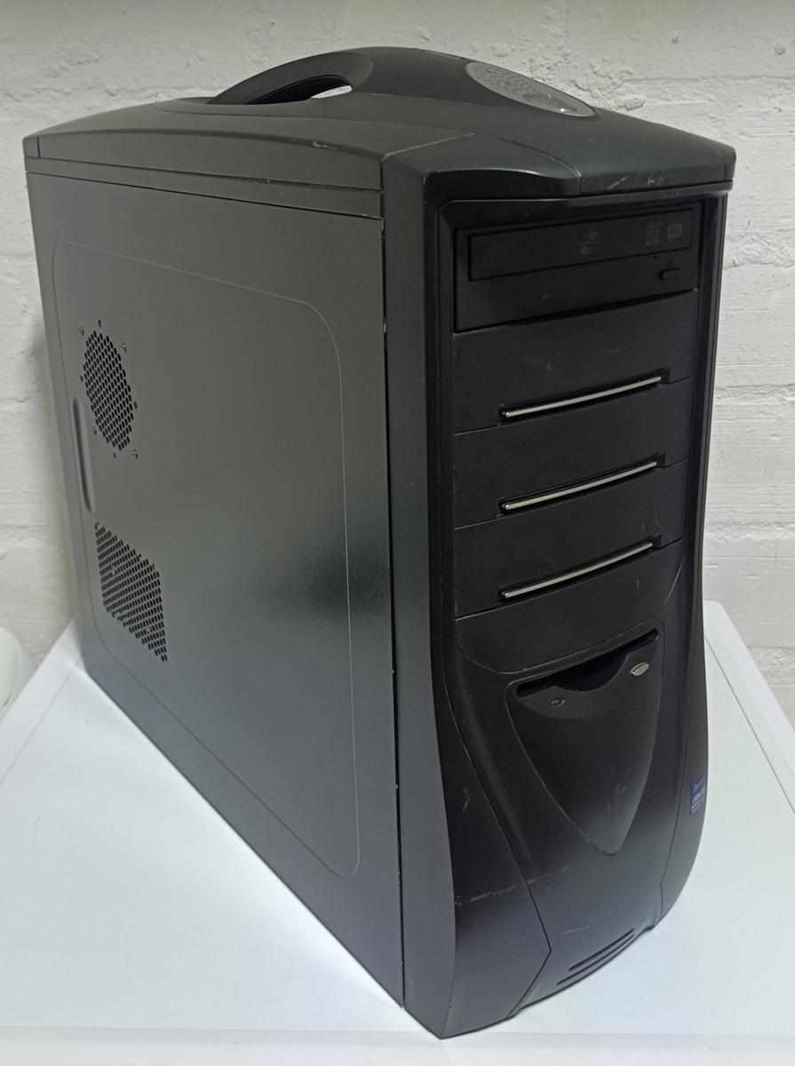 Cases & Towers - ATX Case with handle | Retro 2000s LAN party style ...