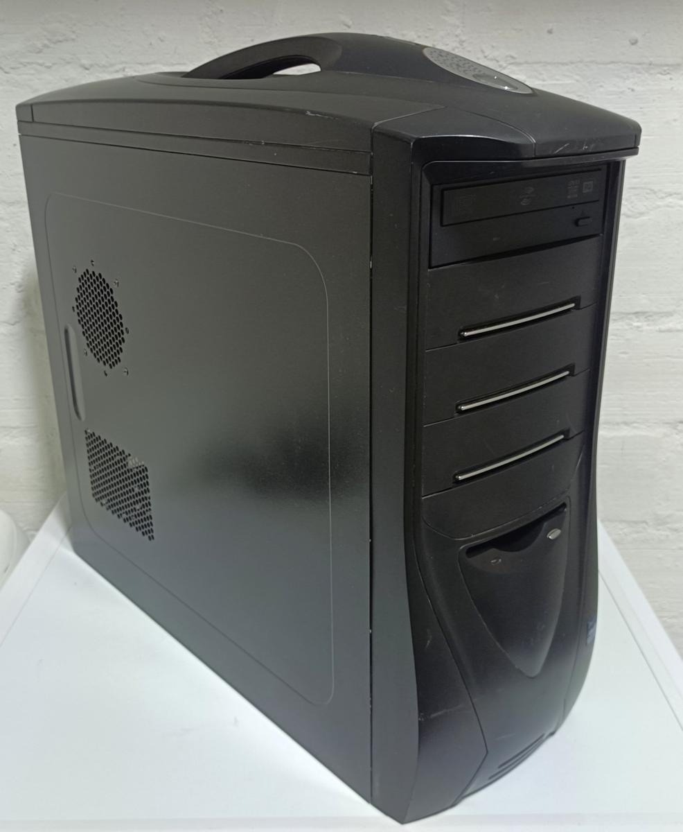 Cases & Towers - ATX Case with handle | Retro 2000s LAN party style ...