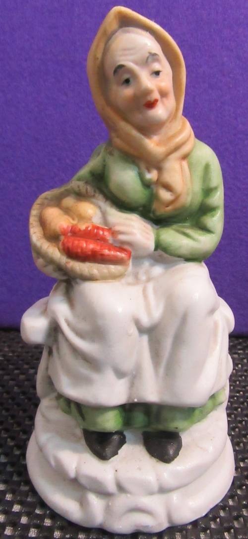 Porcelain & Ceramic A BEAUTIFUL VINTAGE FIGURINE OF A OLD LADY WITH