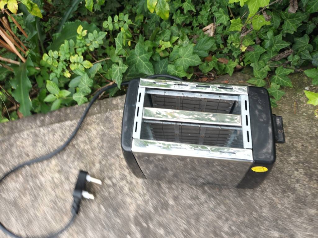 Toasters OTTIMO 2 Slice Toaster was sold for R61.00 on 24 Apr at 23