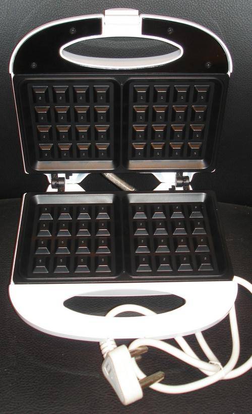 Other Small Appliances Waffle Maker Logik was sold for R100.00 on 12 Jan at 1801 by Tash1626