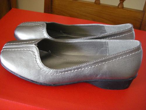 silver metalic pumps slip on shoes size 4