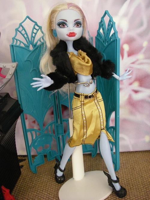 monster high casual funky clothes smart cocktail evening day wear black fur jacket coat crop fluffy gold yellow skirt top shirt satin