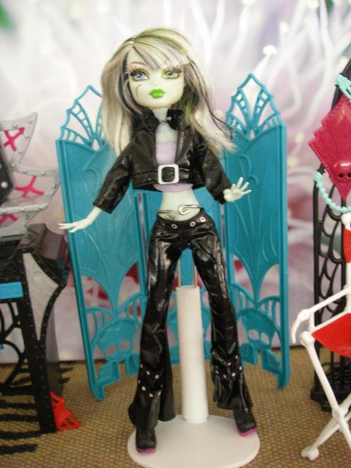 monster high casual clothes day wear sexy bootleg jeans faux leather black plastic crop jacket lilac top t-shirt buckle bling