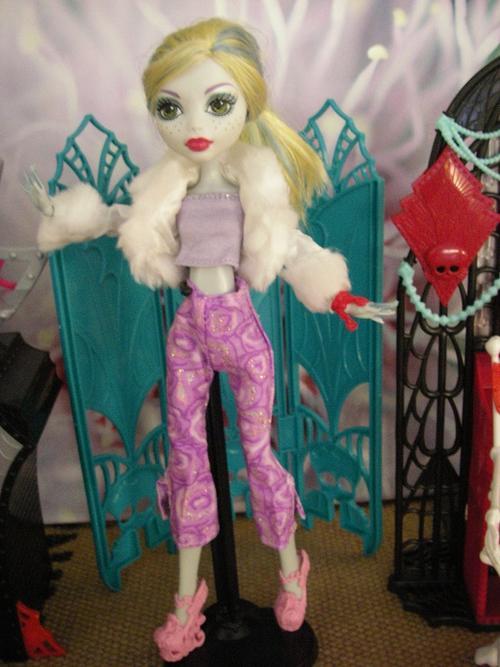 monster high day wear casual clothes summer spring winter fur jacket crop top lilac purple white fluffy jacket pink pants satin jacket