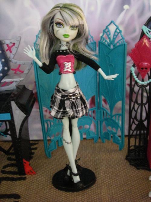 monster high casual day wear clothes black white tartan mini skirt pink and black top