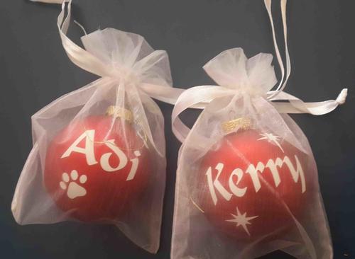 Personalized Christmas baubles in white organza bags