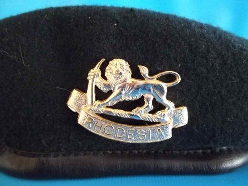 Gold Lion With Tusk Guardant  Rhodesian Army Cap/Beret Badge (4,8cm/3,2cm) + Green Felt Beret