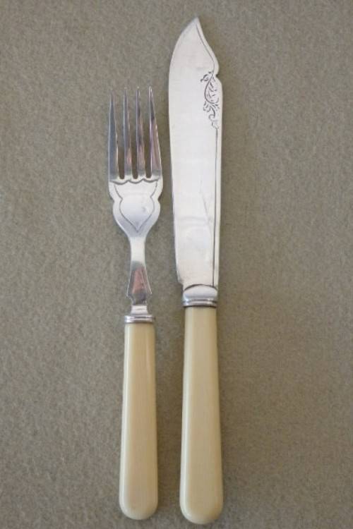 Silver A stunning vintage bone handle style "fish knife and fork" set