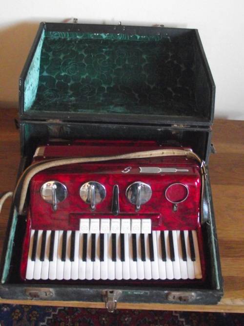 Accordions & Concertinas VINTAGE SCANDALLI "BREVETTO" ACCORDION