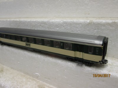 Rolling Stock - HO SCALE : LIMA BT SECOND CLASS PASSENGER 