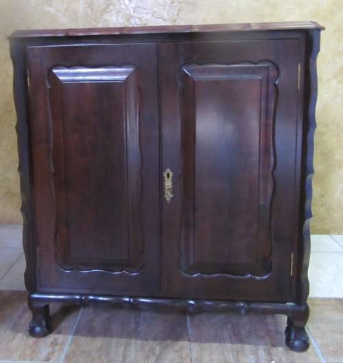 A EXQUISITED TWO DOOR IMBUIA CUPBOARD ABSOLUTLEY BEAUTIFUL