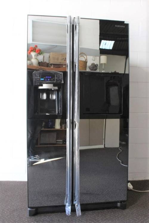 Fridges & Freezers **RS17** Samsung mirror finish (Model RS21HFCMR