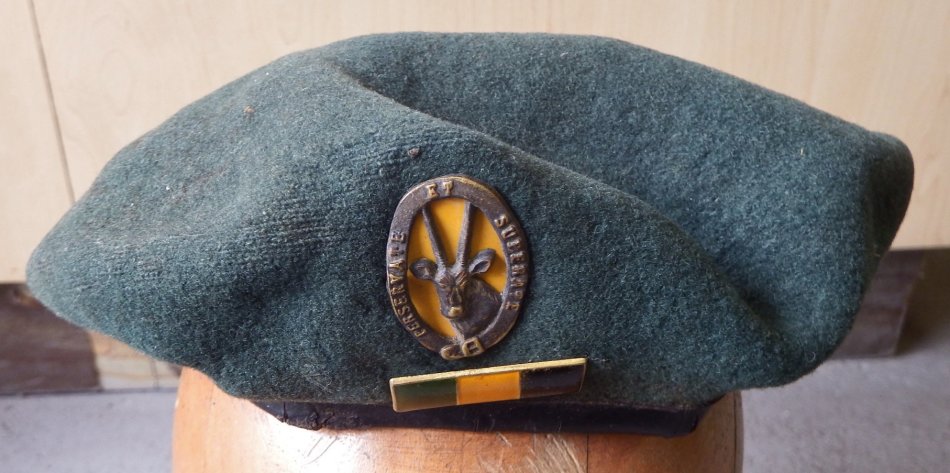 Headgear - SADF 8 SA Infantry beret with badge and balkie - Size 50 was ...