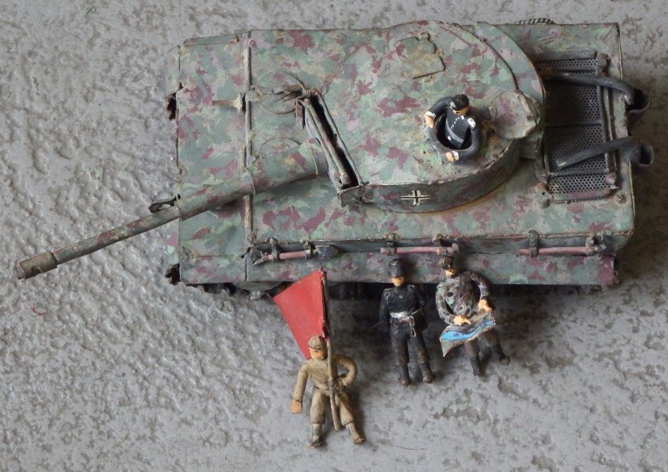 Handmade German WW2 Tiger tank with crew and turning turret - Very unique