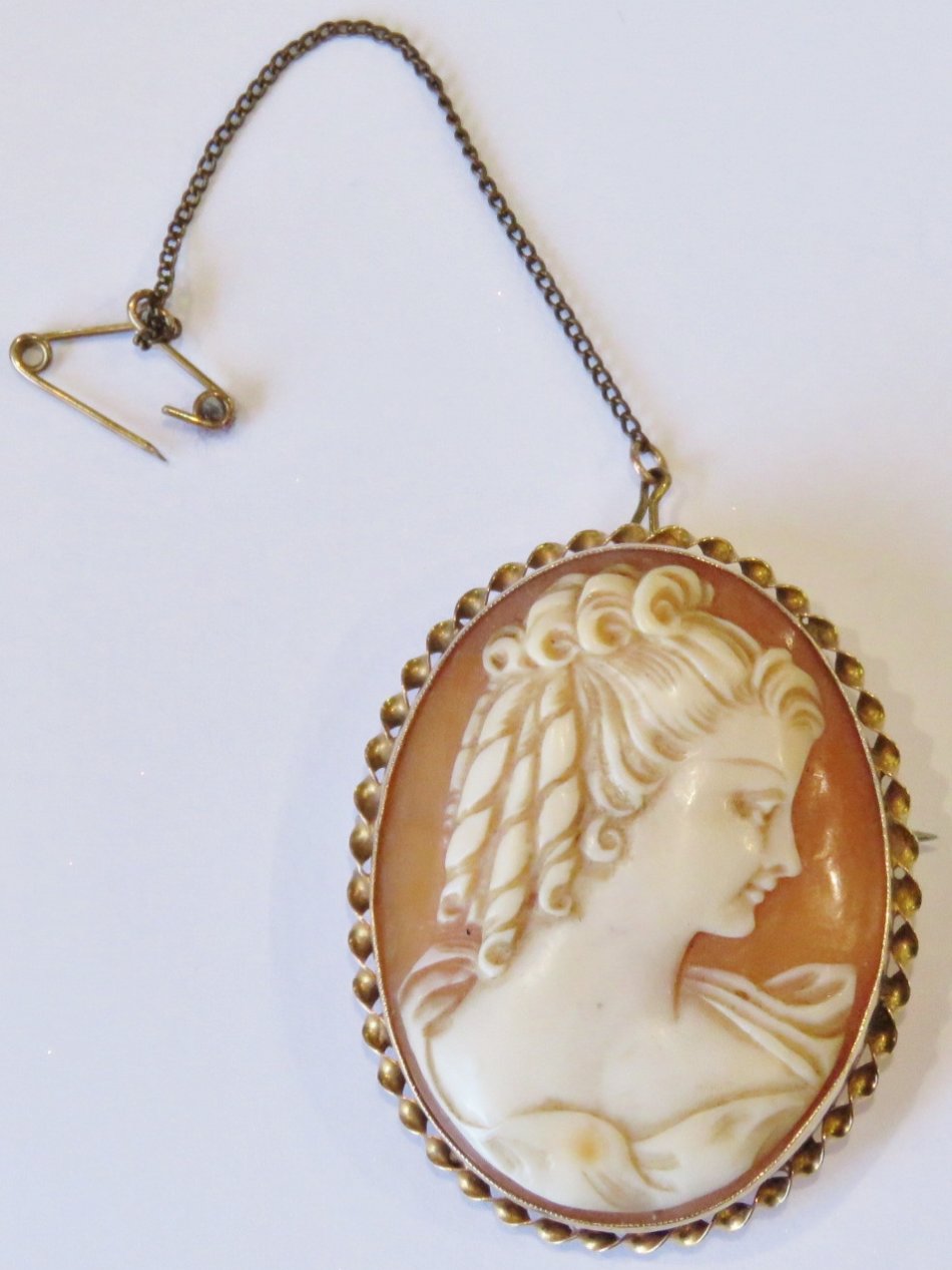 9kt Gold Cameo brooch with safety chain - 9,4 Grams