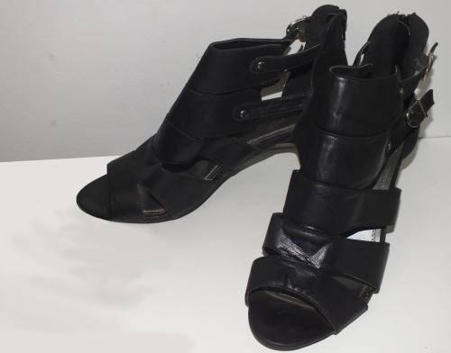 Heels - Truworths Size 8 Womans Shoes was sold for R1.00 on 17 Apr at ...