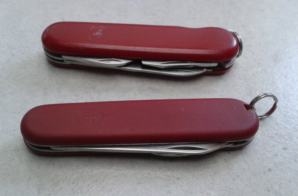 Pocket knife lot : Two Swiss Army pocket knives, Wenger Commander & Victorinox Bantam